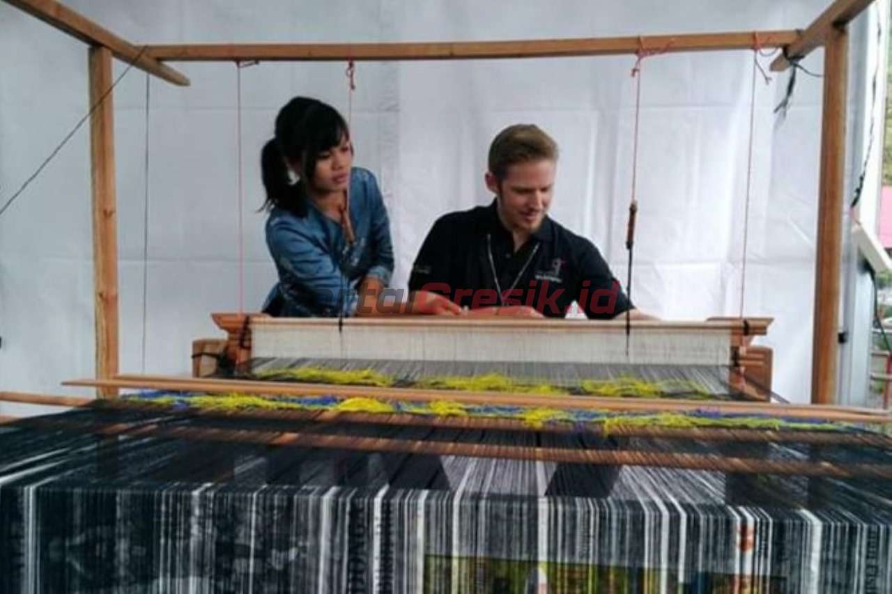 Owner Dolas Songket, Anita Dona Asri memberikan edukasi cara menenun songket kepada pengunjung asal Turki saat acara Sawahlunto International Music Festival (SIMFes) di Sawahlunto, Sumatra Barat, pada 4 November 2017.