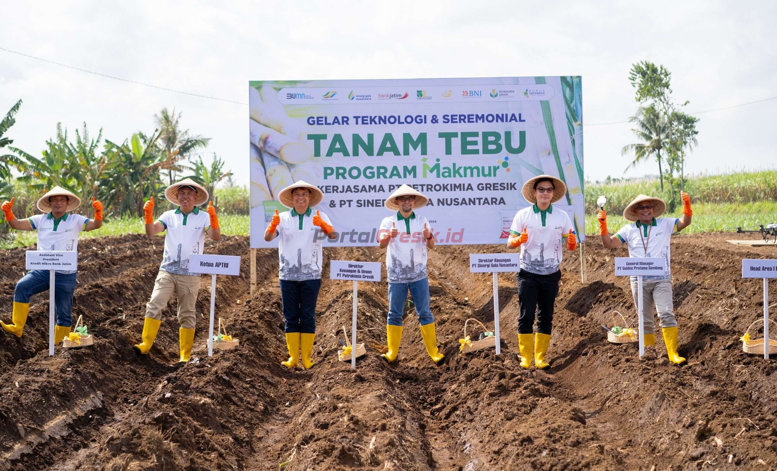 DKU PG, Robby Setiabudi Madjid (3 dari kiri) bersama Direktur Keuangan PT Sinergi Gula Nusantara, Hariyanto (3 dari kanan) dan pejabat terkait saat Penanaman Tebu Program Makmur di Bondowoso