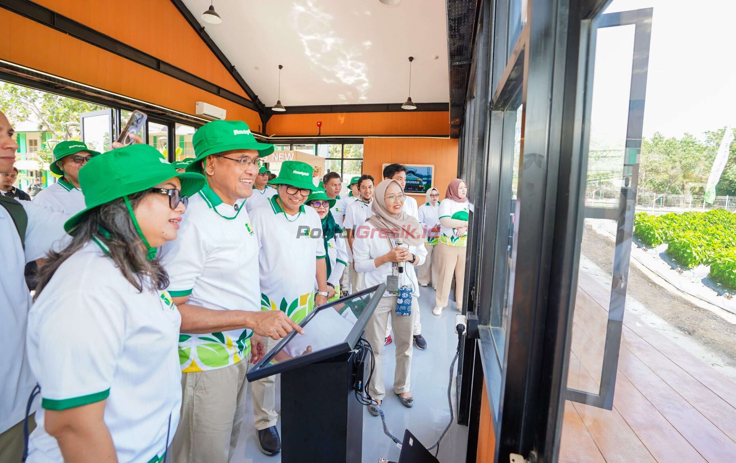 DU PI, Rahmad Pribadi (2 dari kiri, depan) bersama DU PG, Dwi Satriyo Annurogo (3 dari kiri, depan) saat meninjau Agro Technology Center pada Pembukaan PAE