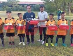 Ikut Andil Dalam Perkembangan Sepak Bola Indonesia, Freeport Bagikan Sepatu Sepak Bola untuk Klub di Sekitar Smelter Gresik