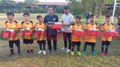 Ikut Andil Dalam Perkembangan Sepak Bola Indonesia, Freeport Bagikan Sepatu Sepak Bola untuk Klub di Sekitar Smelter Gresik