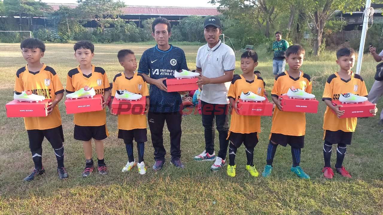Pengurus dan Pemain SSB Mengare dari Kecematan Bungah berfoto bersama perwakilan dari PSSI melalui Asosiasi Kabupaten PPSI Gresik saat menerima sepatu dari PT Freeport Indonesia.