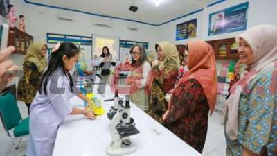 Ketua Umum PIKA-PI Group, Tata Rahmad Pribadi (4 dari kanan) didampingi Ketua PIKA PG, Atik Dwi Satriyo (2 dari kanan) saat meninjau fasilitas pendidikan di SD Negeri 4 Petrokimia Gresik