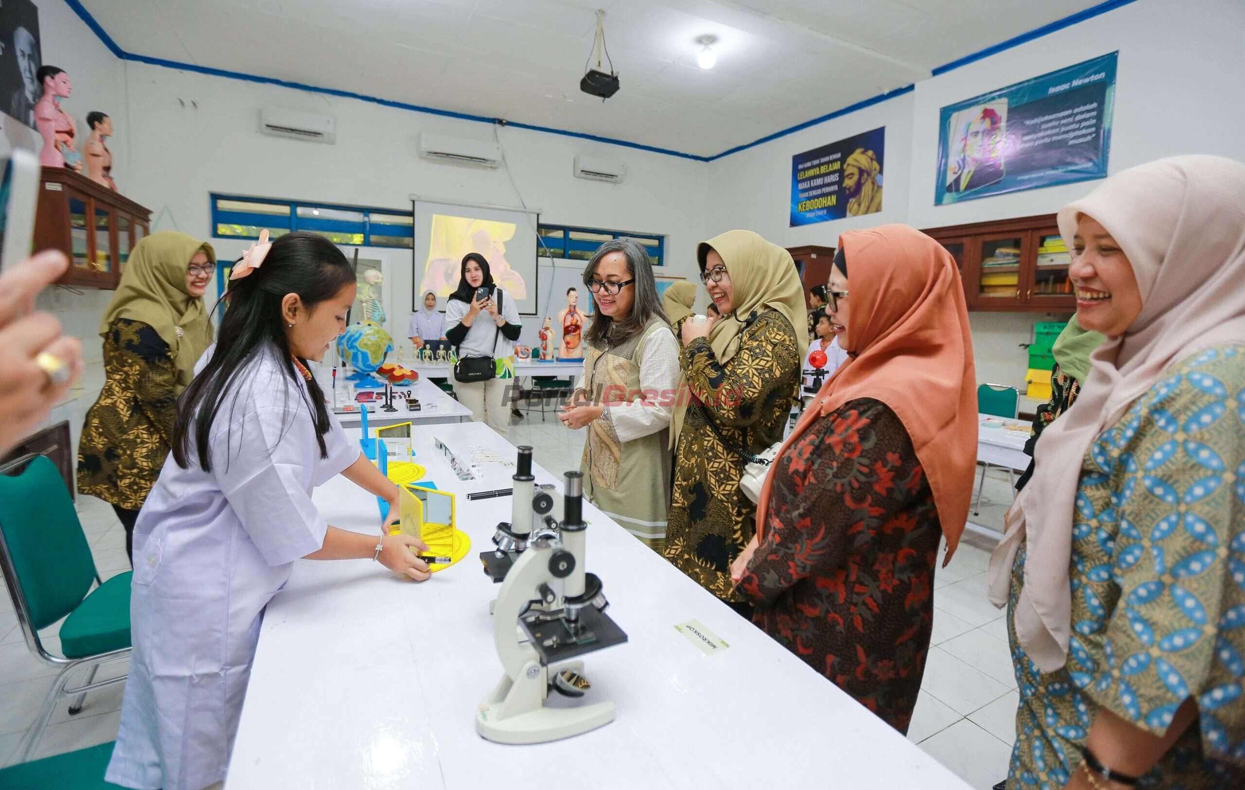 Ketua Umum PIKA-PI Group, Tata Rahmad Pribadi (4 dari kanan) didampingi Ketua PIKA PG, Atik Dwi Satriyo (2 dari kanan) saat meninjau fasilitas pendidikan di SD Negeri 4 Petrokimia Gresik