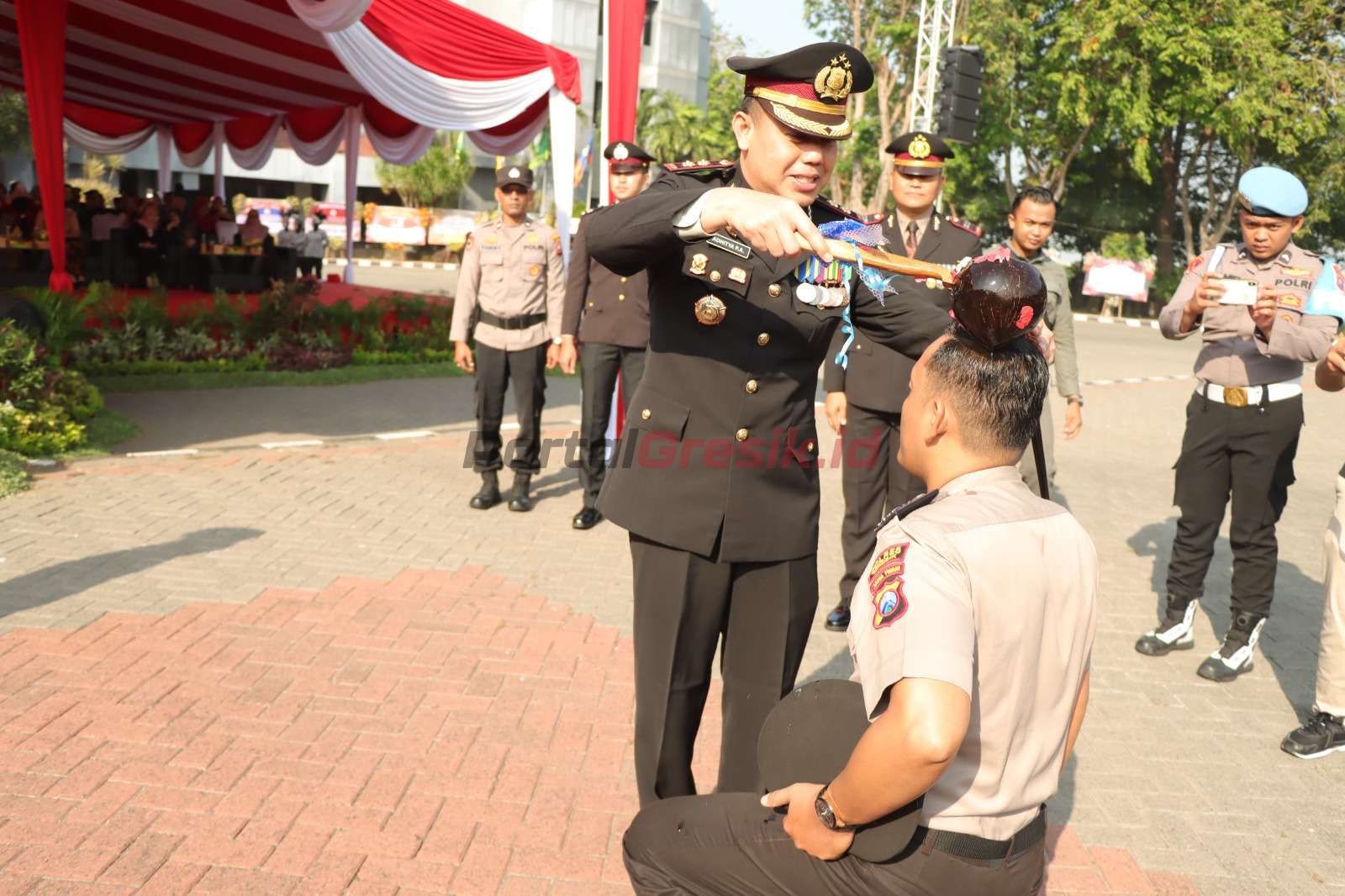 Prosesi kenaikan pangkat 51 personel Polres Gresik, terdiri dari 49 personel Polri dan 2 PNS