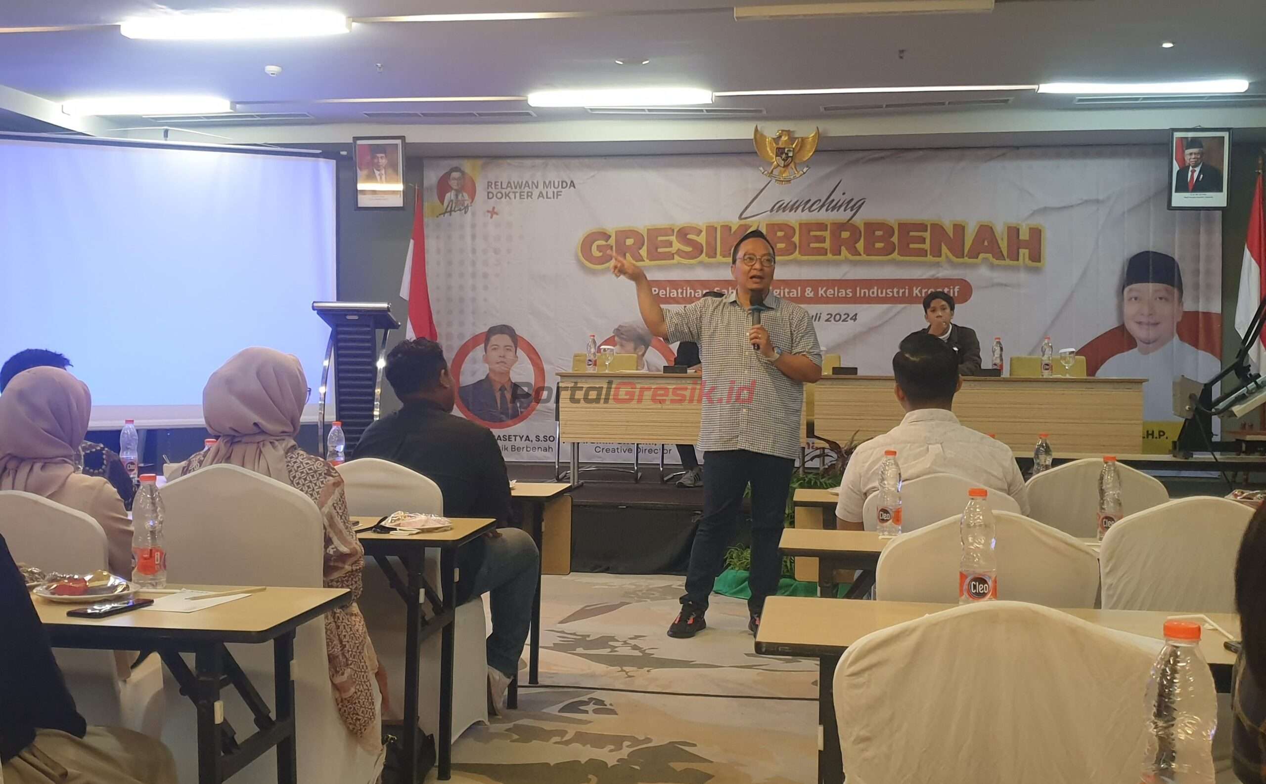 Ratusan pemuda yang tergabung dalam Relawan Muda Dokter Alif mendeklarasikan dukungan terhadap Bakal Calon Bupati (Bacabup) Gresik dr. Asluchul Alif di Hotel Khas, Sabtu (6/7/2024).