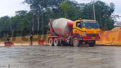 VUB melakukan proses pengecoran lantai kerja beton pada proyek pembangunan Jalan Tol Bayung Lencir - Tempino (Baleno).