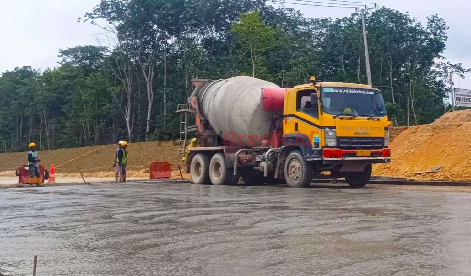 VUB melakukan proses pengecoran lantai kerja beton pada proyek pembangunan Jalan Tol Bayung Lencir - Tempino (Baleno).