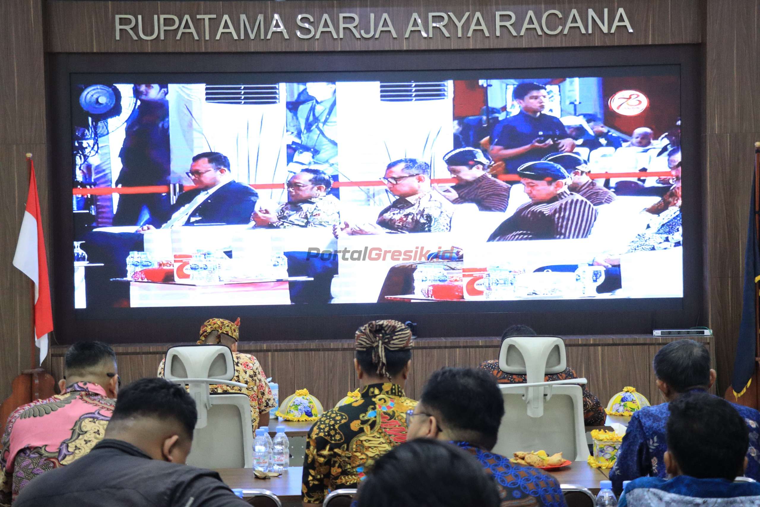 Polres Gresik menggelar acara nonton bareng wayang kulit dengan lakon "Tumurune Wiji Sejati". Acara ini dimulai pada pukul 20.00 WIB dan terbuka untuk umum. Pada hari Jumat (05/07/2024) malam.