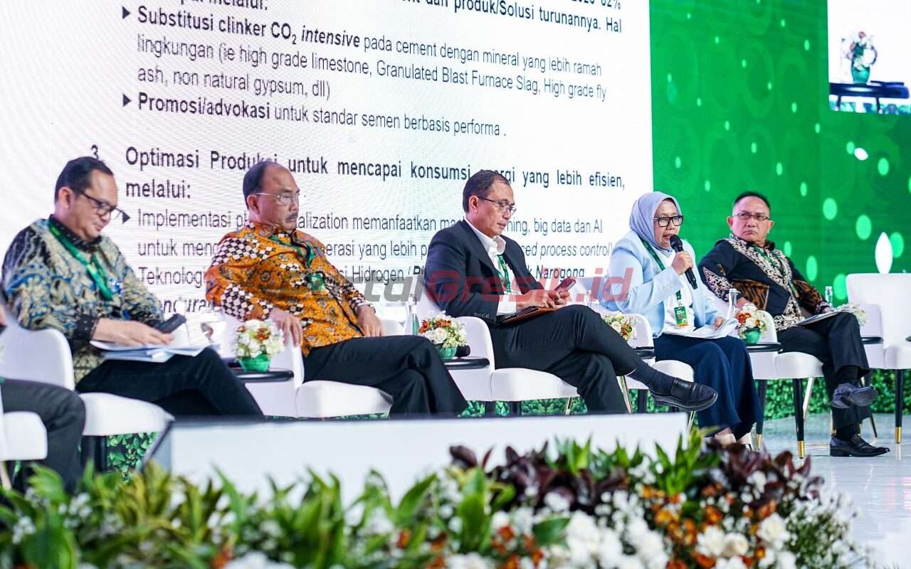 Direktur Operasi SIG Reni Wulandari (kedua kanan) saat memberikan paparan pada sesi talk show dengan topik Circular Approach to Accelerate Industrial Decarbonization dalam rangkaian acara Green Economy Expo 2024 yang diselenggarakan oleh Kementerian PPN/Bappenas di Jakarta Convention Center, Kamis (4/7/2024)
