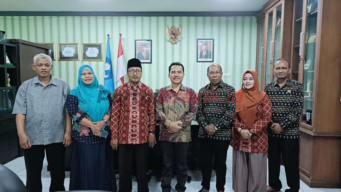 Kadispendik Gresik, S Hariyanto saat menerima kunjungan pengurus FPK, Kamis (11/7/2024) di ruang kerjanya.
