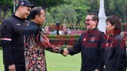Presiden Republik Indonesia Joko Widodo berjabat tangan dengan Presiden Direktur PT Freeport Indonesia Tony Wenas saat acara pelepasan secara resmi Kontingen Indonesia di Istana Negara menuju Olimpiade 2024 Paris, Rabu (10/7)