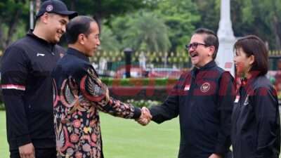 Presiden Republik Indonesia Joko Widodo berjabat tangan dengan Presiden Direktur PT Freeport Indonesia Tony Wenas saat acara pelepasan secara resmi Kontingen Indonesia di Istana Negara menuju Olimpiade 2024 Paris, Rabu (10/7)