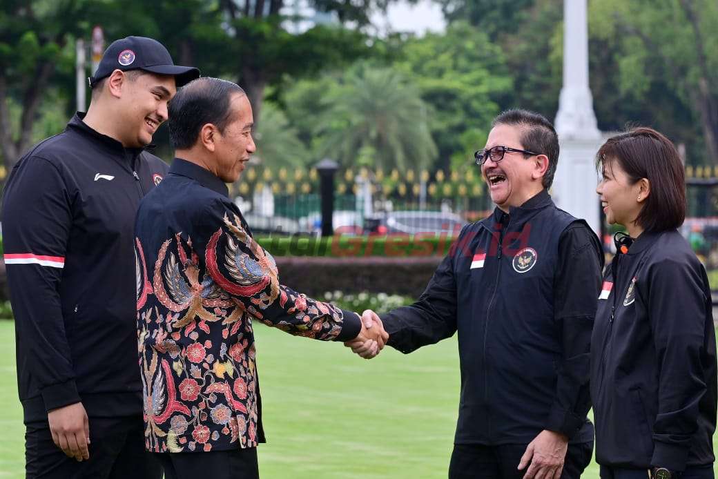 Presiden Republik Indonesia Joko Widodo berjabat tangan dengan Presiden Direktur PT Freeport Indonesia Tony Wenas saat acara pelepasan secara resmi Kontingen Indonesia di Istana Negara menuju Olimpiade 2024 Paris, Rabu (10/7)