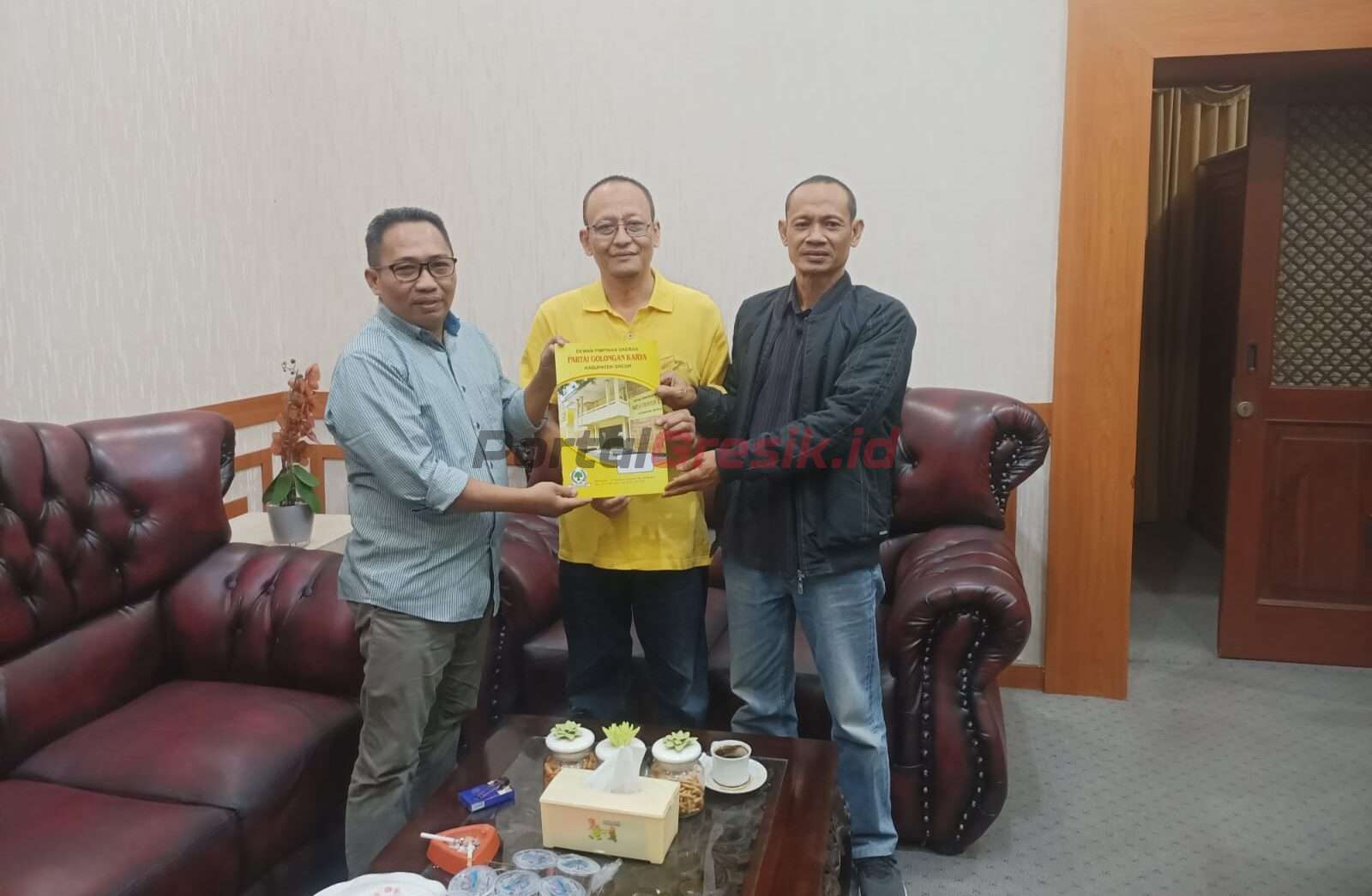 Berkas kesediaan Amel menjadi bacawabup diserahkan melalui dua utusannya, Fuad dan Andik kepada Ketua DPD Golkar Gresik, Ahmad Nurhamim, Kamis (11/7/2024).