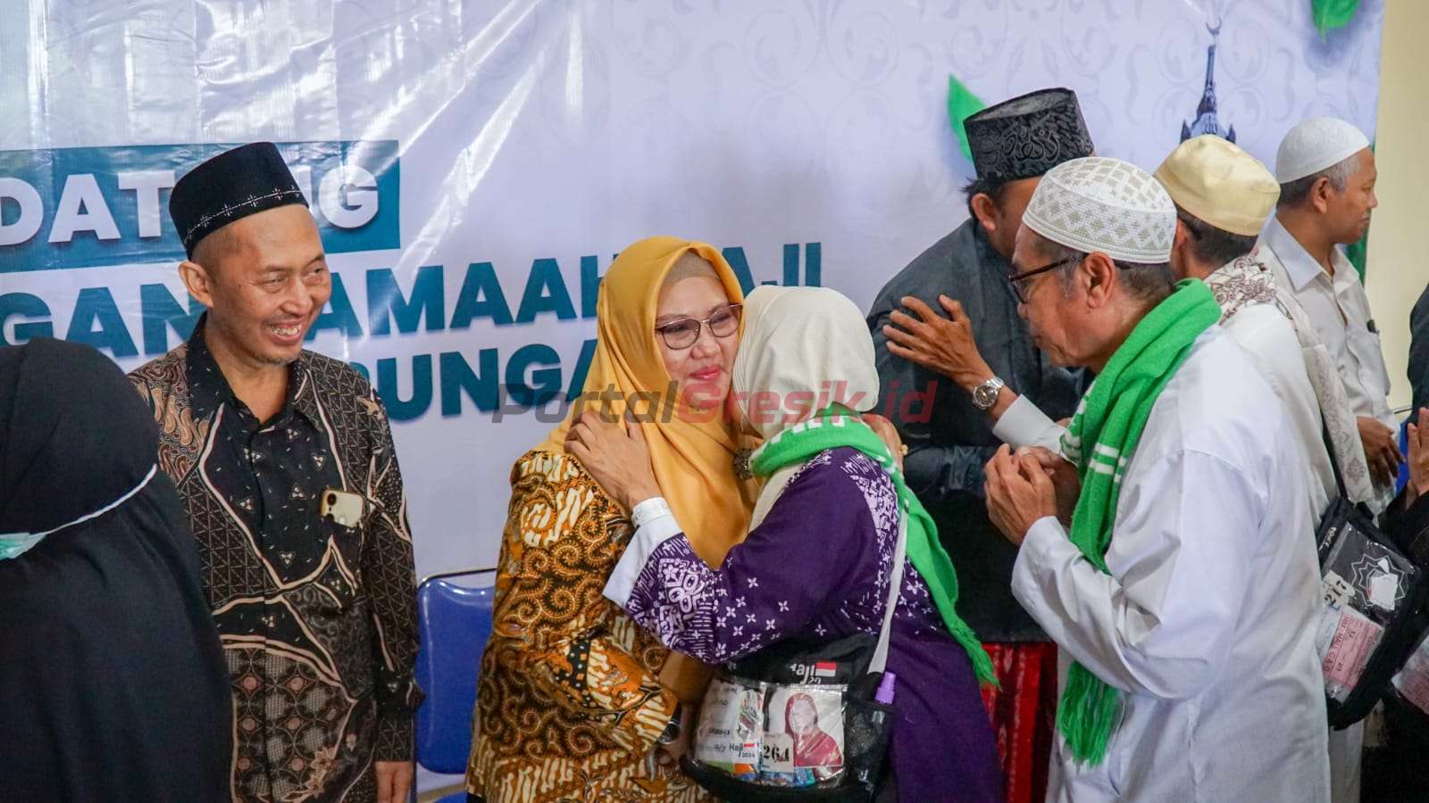 Wakil Bupati Gresik Aminatun Habibah menyambut kedatangan 107 jemaah haji asal KBIHU MWCNU Bungah yang tergabung dalam kloter 70. Acara penyambutan berlangsung di Aula Universitas Qomaruddin Bungah, Jum'at (12/7/2024).