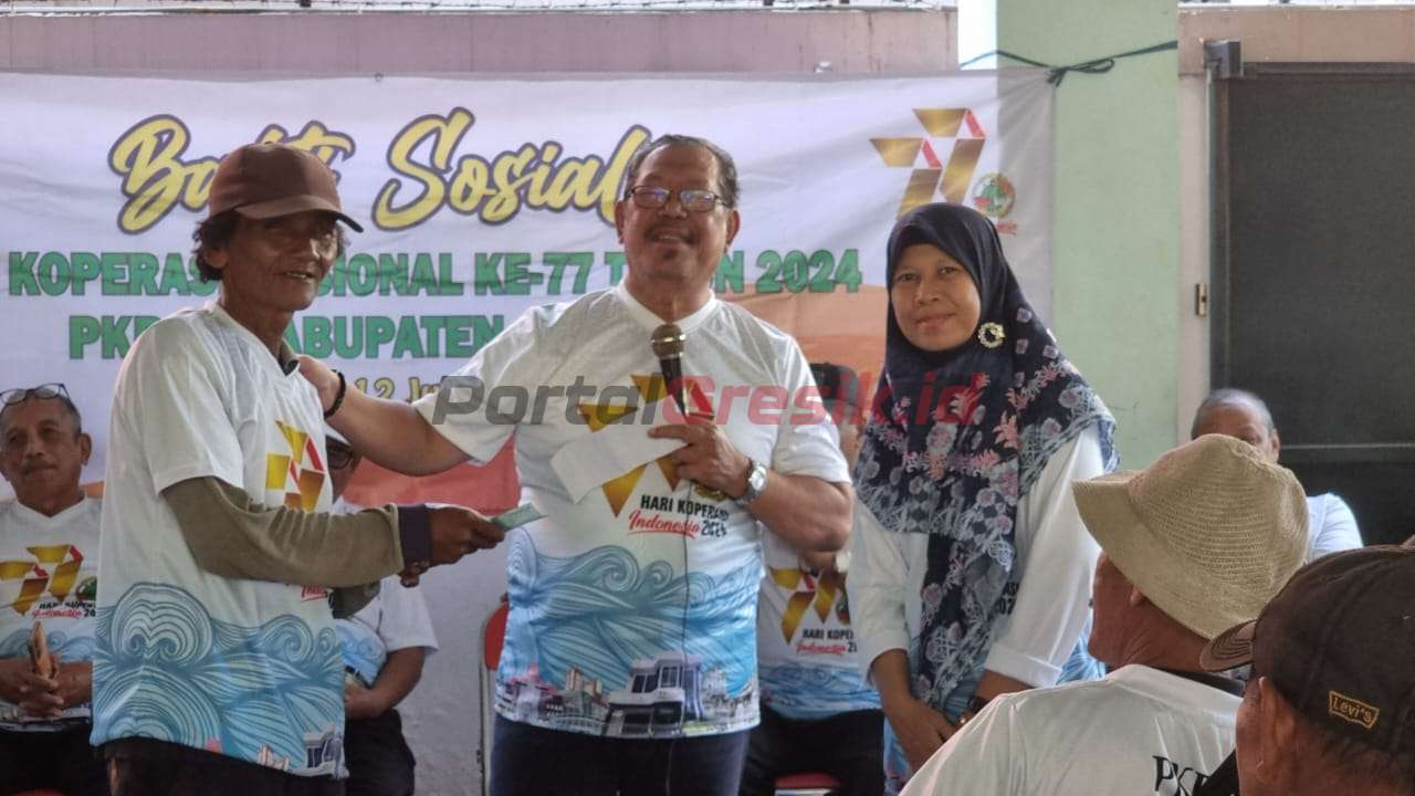 Ketua PKP RI Kabupaten Gresik, Drs. H. Ahmad Djamil ketua Pengurus Pusat Koperasi Pegawai Republik Indonesia (PKPRI) Kabupaten Gresik saat menggelar bakti sosial, bagikan paket sembako kepada 100 abang becak di sekitar kantor PKPRI Gresik, Jumat (12/7/2024).