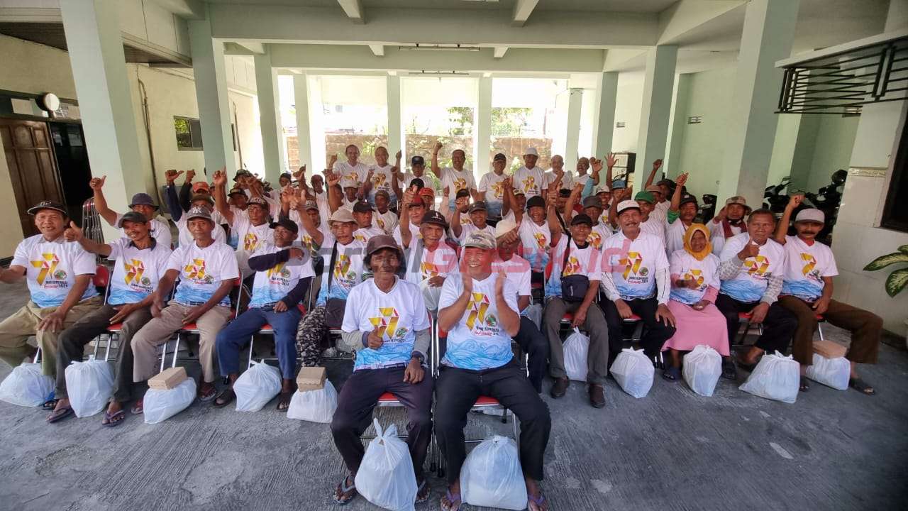 . Pengurus Pusat Koperasi Pegawai Republik Indonesia (PKPRI) Kabupaten Gresik menggelar bakti sosial, bagikan paket sembako kepada 100 abang becak di sekitar kantor PKPRI Gresik, Jumat (12/7/2024).