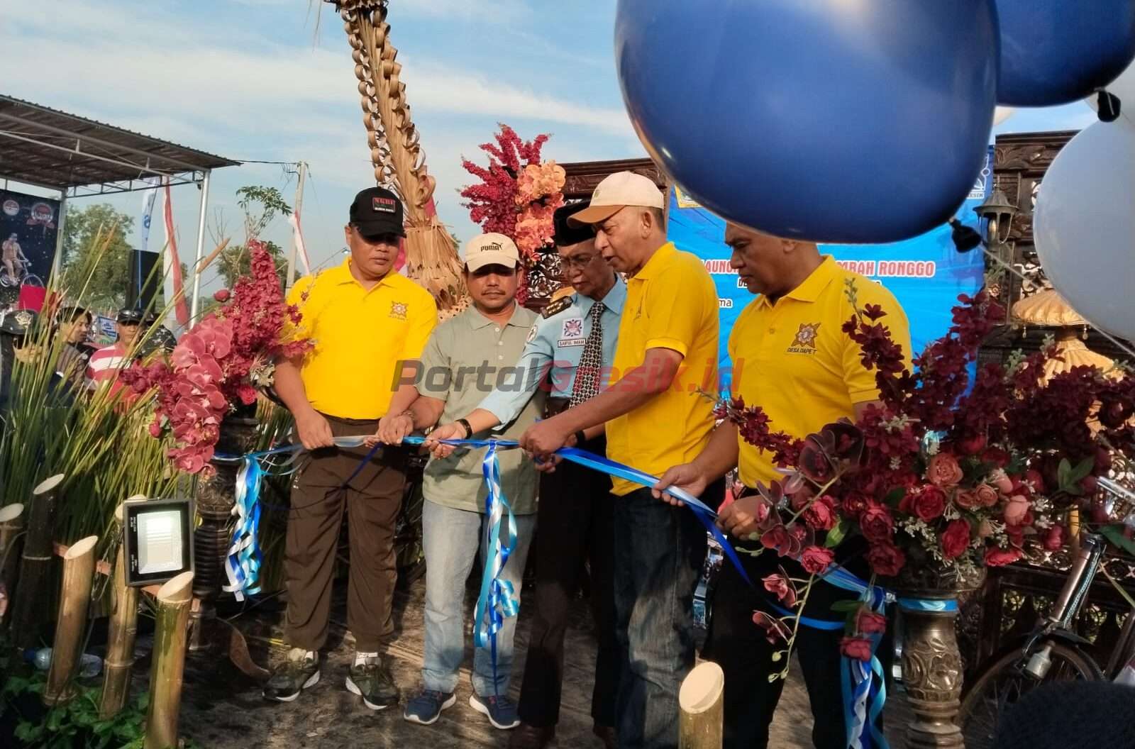 Kades Dapet Kecamatan Balungpanggang Siswadi saat meresmikan Alun-alun Mbah Ronggolawe atau Mbah Ronggo, di Desa Dapet, Kecamatan Balongpangang, Kabupaten Gresik, (14/07/2024) Minggu Pagi.