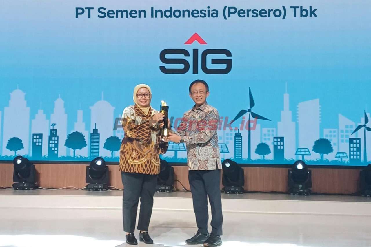 Direktur Operasi SIG Reni Wulandari (kiri) saat menerima penghargaan dari Direktur Distribusi PT PLN (Persero) Adi Priyanto pada acara Enterprise Customer Gathering yang diselenggarakan PLN di Jakarta, Kamis (11/7/2024).