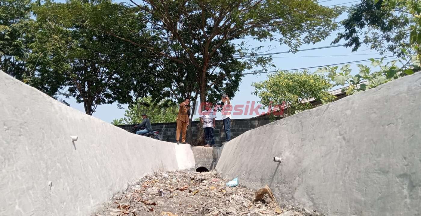 Kepala Desa Pandu Agus Winarno saat meninjau revitalisasi saluran air yang telah ada sejak 1990.