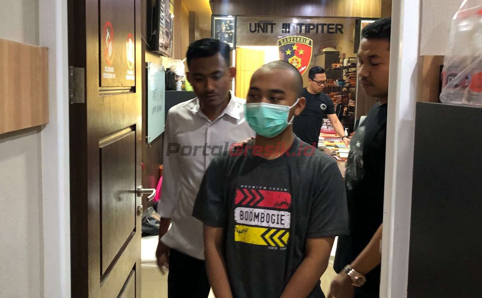 ARB saat diamankan Satreskrim Polres Gresik