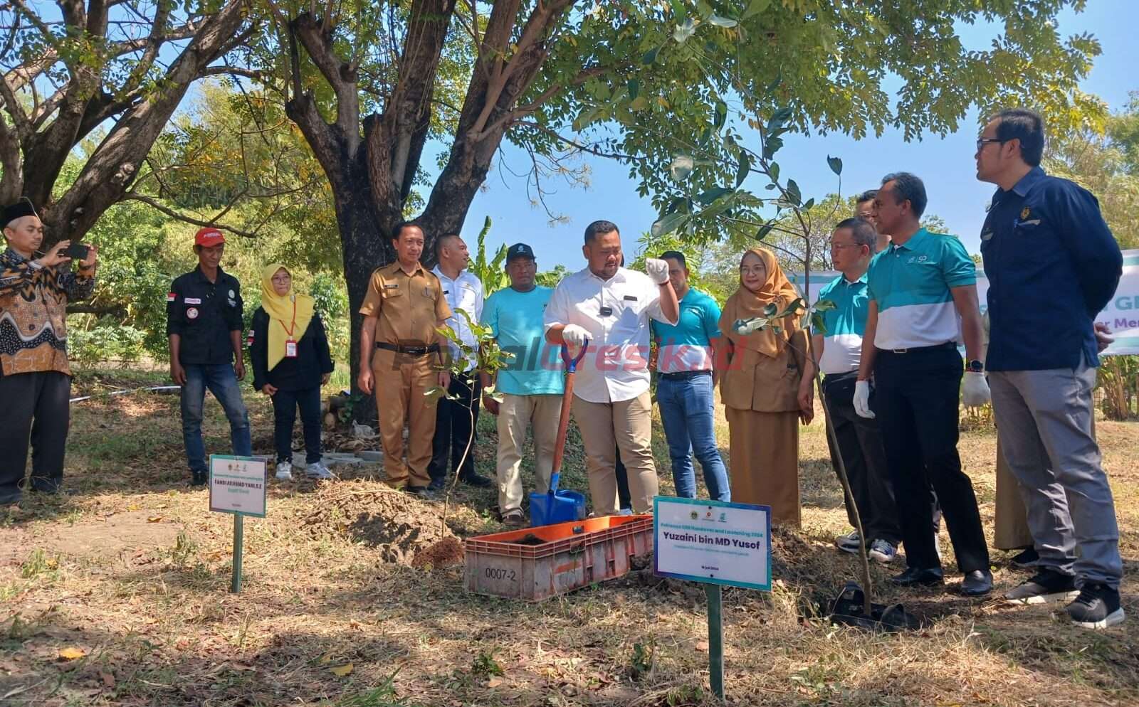 Bupati Gresik saat mengunjungi pendirian TPS 3R Pemerintah Desa Manyarrejo
