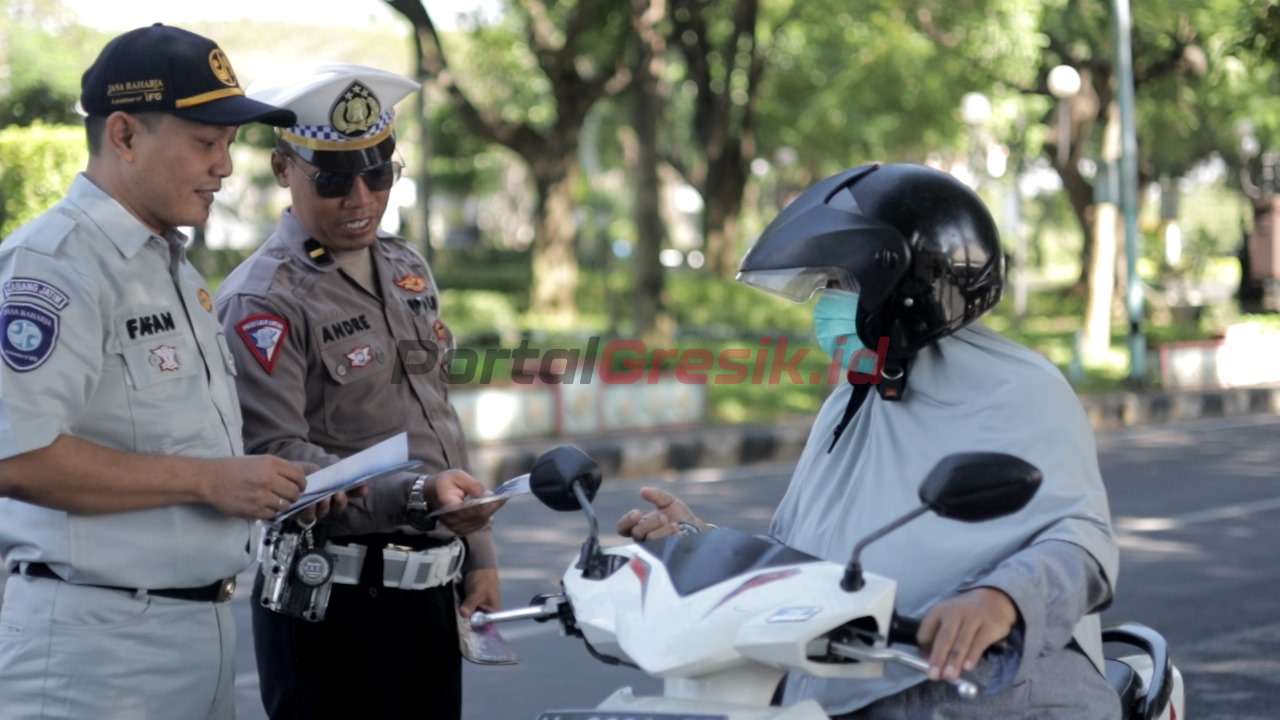Sosialisasi dan himbauan keselamatan berlalu lintas yang dilakukan Satlantas Polres Gresik dalam rangka Operasi Patuh Semeru 2024, Rabu (17/7/2024).