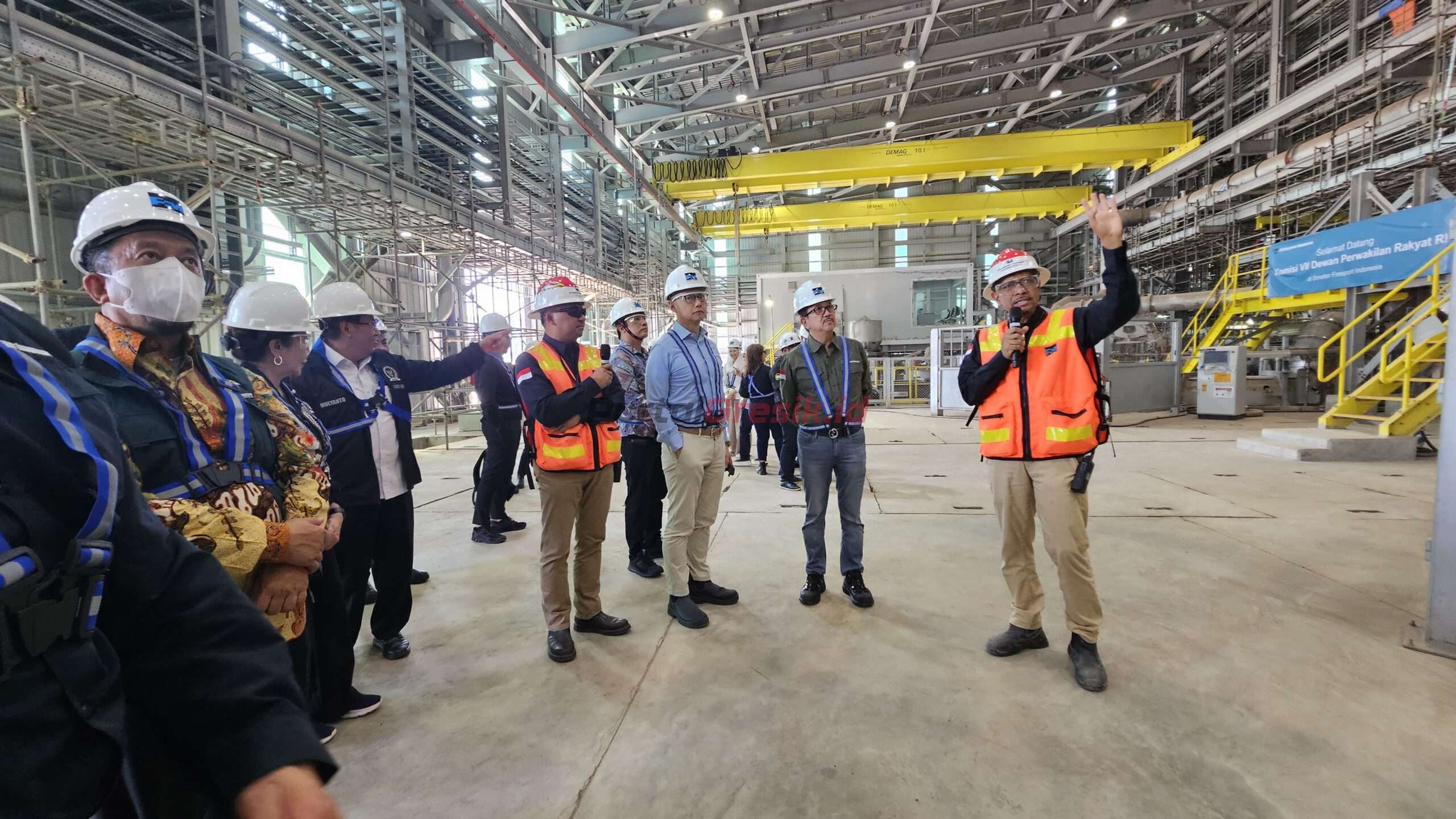 Anggota Komisi VII DPR RI melakukan kunjungan ke area Anode Casting (Pencetakan Anoda) yang merupakan peralatan untuk mencetak anoda tembaga dari tembaga cair (lelehan tembaga) hasil peleburan