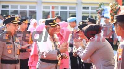 Ditandai Sertijab di Mapolda Jatim, AKBP Arief Kurniawan Jabat Kapolres Gresik Gantikan AKBP Adhitya Panji Anom