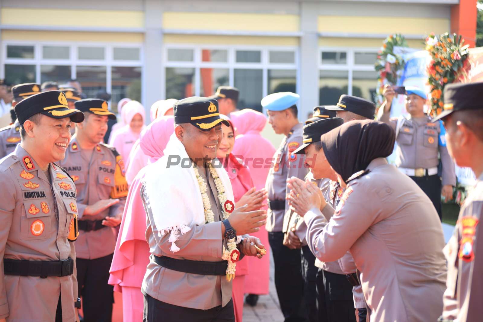 Penyambutan Kapolres Gresik baru AKBP Arief Kurniawan yang ditandai dengan tradisi pedang pora di Mapolres Gresik, Kamis (18/07/2024).