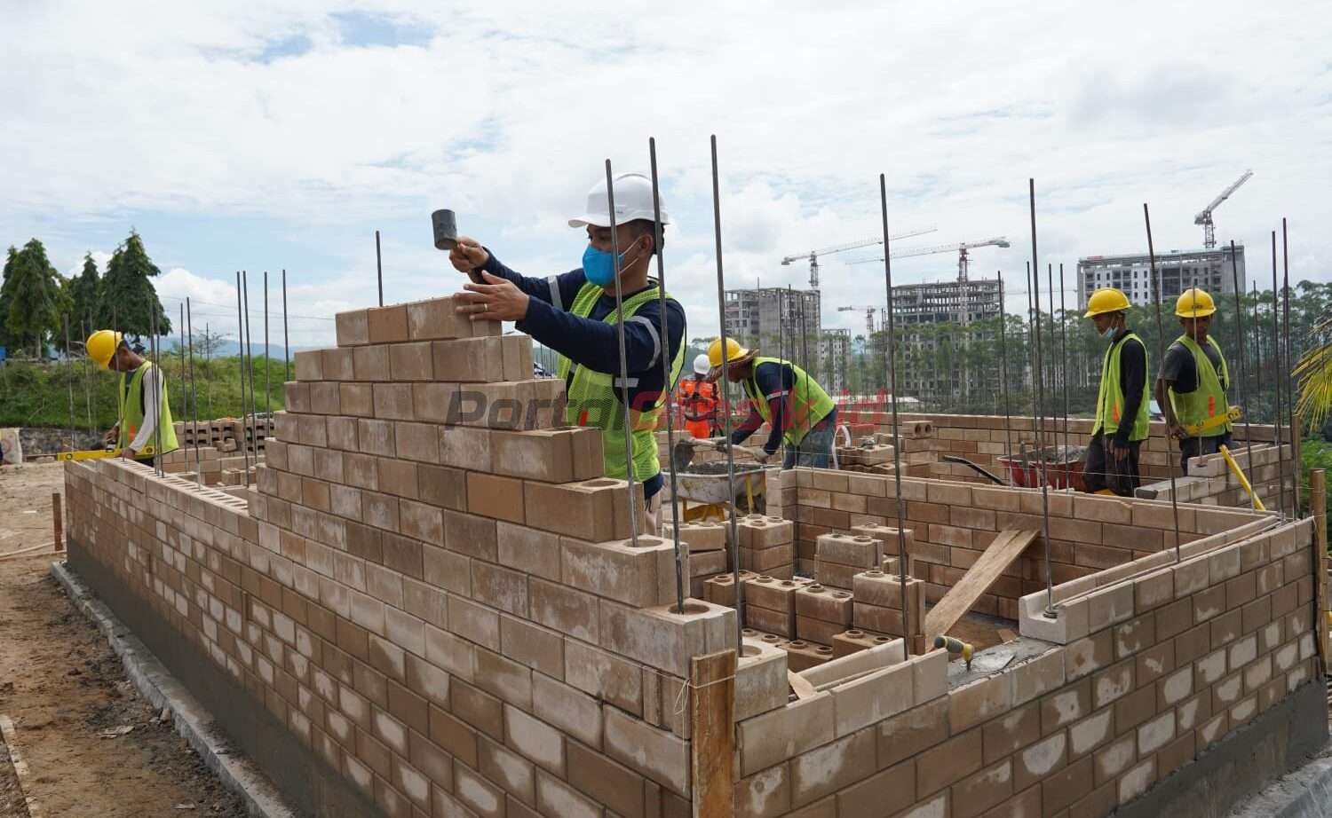 Proses pemasangan bata interlock dalam pembangunan proyek pembangunan rumah contoh dengan teknologi ramah lingkungan SIG di kawasan Ibu Kota Nusantara, Kabupaten Penajam Paser Utara, Kalimantan Timur.