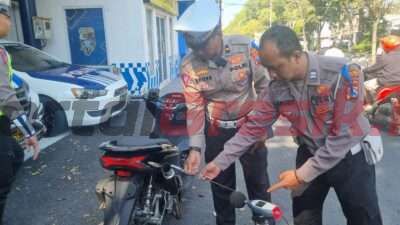 Satlantas Polres Gresik menggunakan sound level meter untuk mendeteksi kebisingan knalpot