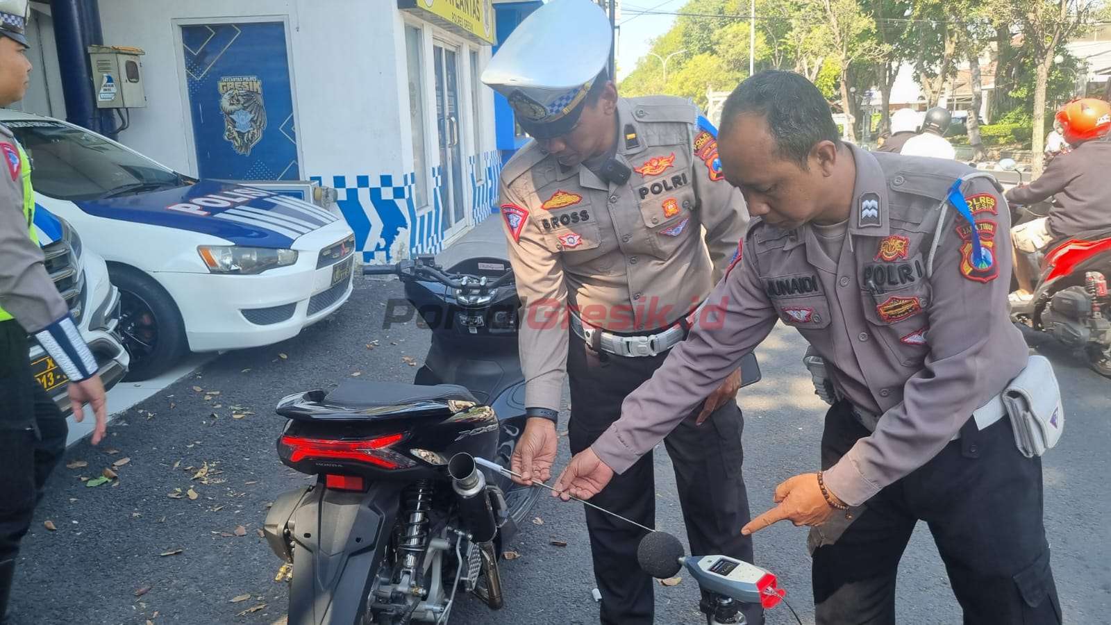 Satlantas Polres Gresik menggunakan sound level meter untuk mendeteksi kebisingan knalpot