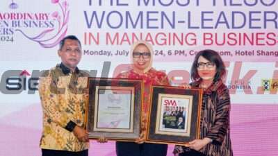 Direktur Operasi SIG, Reni Wulandari (tengah) saat menerima penghargaan The Most Extraordinary Women Business Leaders 2024 dalam ajang Indonesia Most Powerful Women Business Leaders di Hotel Shangri-La Jakarta, pada Senin (15/7/2024).