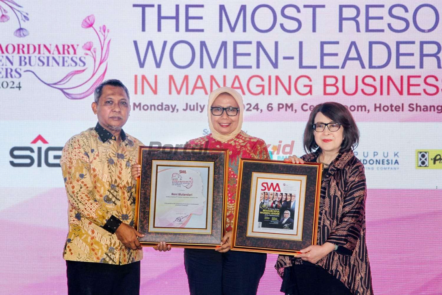 Direktur Operasi SIG, Reni Wulandari (tengah) saat menerima penghargaan The Most Extraordinary Women Business Leaders 2024 dalam ajang Indonesia Most Powerful Women Business Leaders di Hotel Shangri-La Jakarta, pada Senin (15/7/2024).