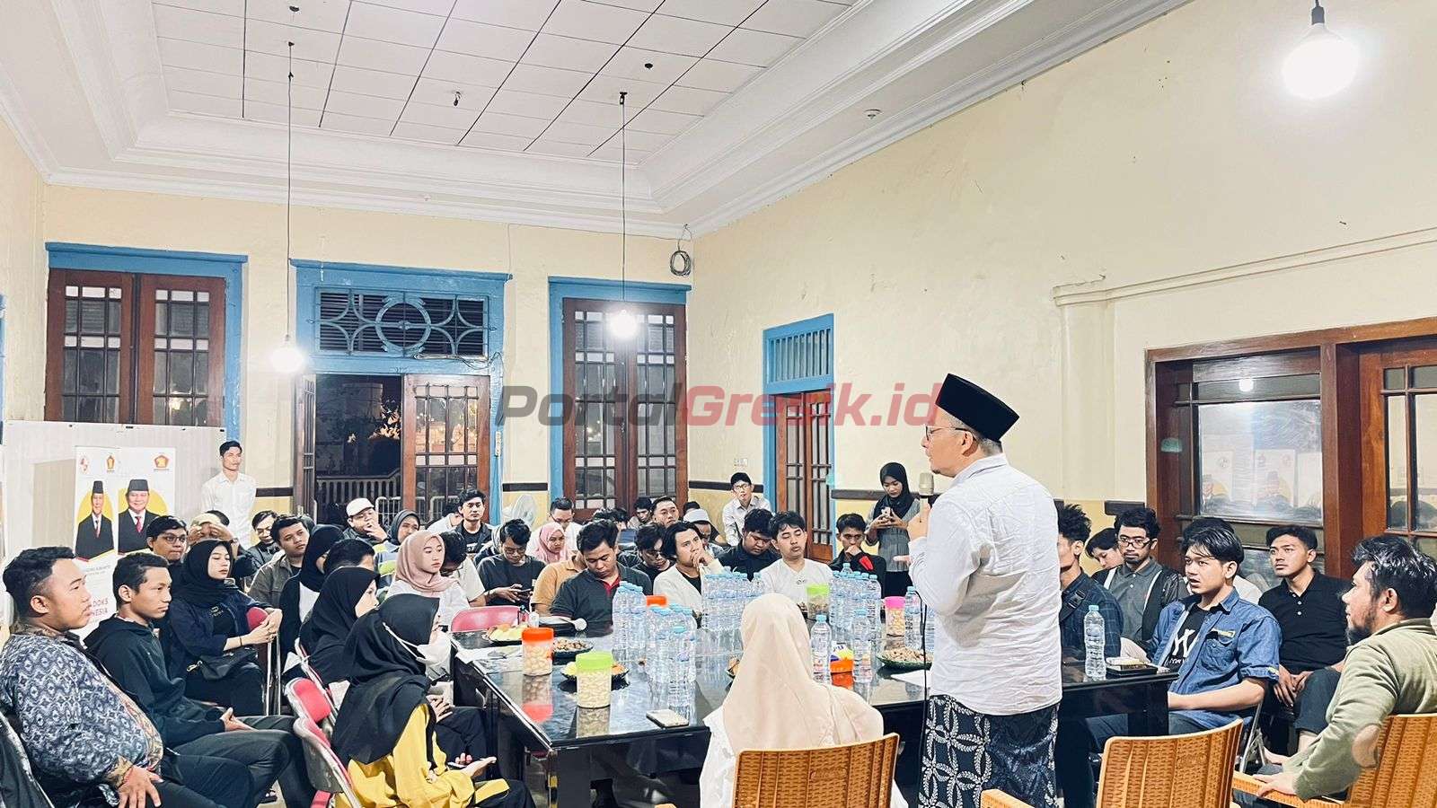 Ketua DPC Partai Gerindra Gresik Asluchul Alif saat ngopi bareng dengan puluhan mahasiswa yang tergabung Aliansi BEM (Badan Eksekutif Mahasiswa) se-Kabupaten Gresik di Posko Kemenangan, Jl. Basuki Rachmat Bandar Grisse Gresik, Rabu (24/7/2024).