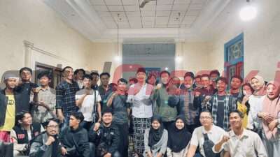 Ketua DPC Partai Gerindra Gresik Asluchul Alif saat ngopi bareng dengan puluhan mahasiswa yang tergabung Aliansi BEM (Badan Eksekutif Mahasiswa) se-Kabupaten Gresik di Posko Kemenangan, Jl. Basuki Rachmat Bandar Grisse Gresik, Rabu (24/7/2024).
