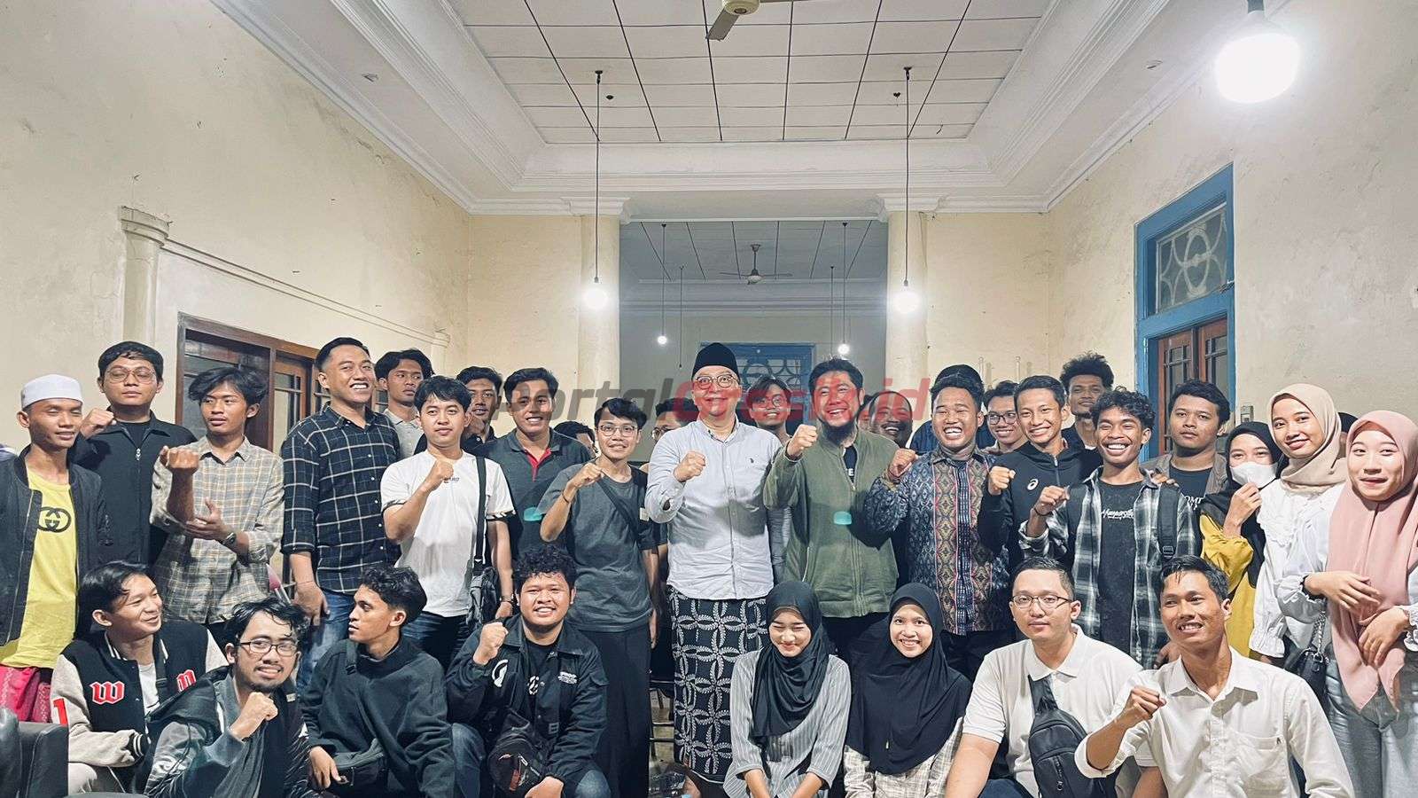 Ketua DPC Partai Gerindra Gresik Asluchul Alif saat ngopi bareng dengan puluhan mahasiswa yang tergabung Aliansi BEM (Badan Eksekutif Mahasiswa) se-Kabupaten Gresik di Posko Kemenangan, Jl. Basuki Rachmat Bandar Grisse Gresik, Rabu (24/7/2024).