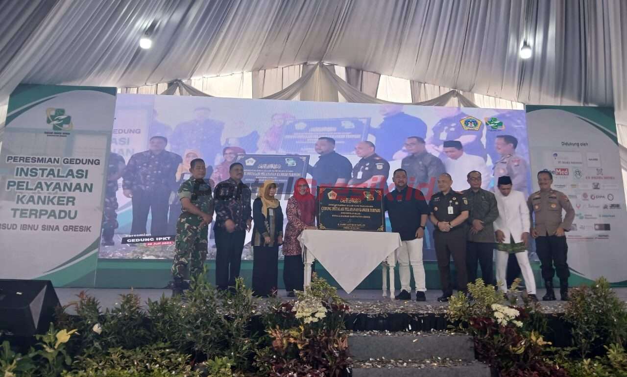 Bupati Gresik Fandi Akhmad Yani meresmikan Gedung Instalasi Pelayanan Kanker Terpadu di komplek Rumah Sakit Umum Daerah (RSUD) Ibnu Sina Gresik, Kamis (2/7/2024).