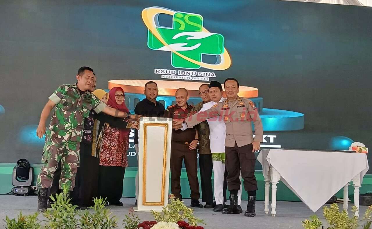 Bupati Gresik Fandi Akhmad Yani meresmikan Gedung Instalasi Pelayanan Kanker Terpadu di komplek Rumah Sakit Umum Daerah (RSUD) Ibnu Sina Gresik, Kamis (2/7/2024).