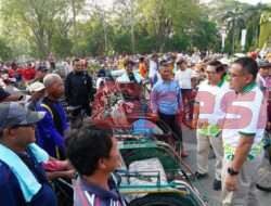 Momen HUT ke 52, Petrokimia Gresik Kembali Berbagi Dengan Abang Becak Sekitar Perusahaan