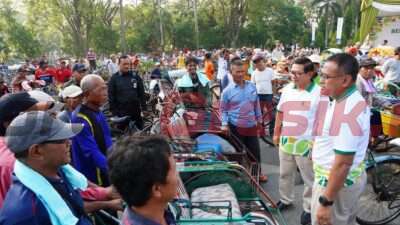 Momen HUT ke 52, Petrokimia Gresik Kembali Berbagi Dengan Abang Becak Sekitar Perusahaan