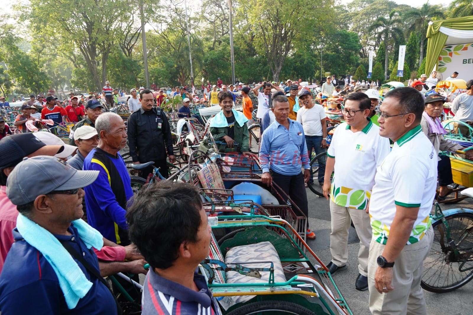 DU PI, Rahmad Pribadi (paling kanan) didampingi DU PG, Dwi Satriyo Annurogo (2 dari kanan) saat menyapa abang becak pada kegiatan Berbagi Berkah bersama Abang Becak dalam rangka HUT ke-52 PG di Gresik