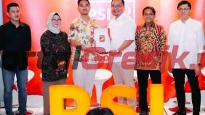 Ketua Umum Partai Solidaritas Indonesia (PSI) Kaesang Pangarep saat memberikan Rekom kepada Ketua DPC Partai Gerindra Gresik dr. Asluchul Alif untuk maju sebagai Calon Bupati Gresik di Pilkada 27 November 2024 mendatang.