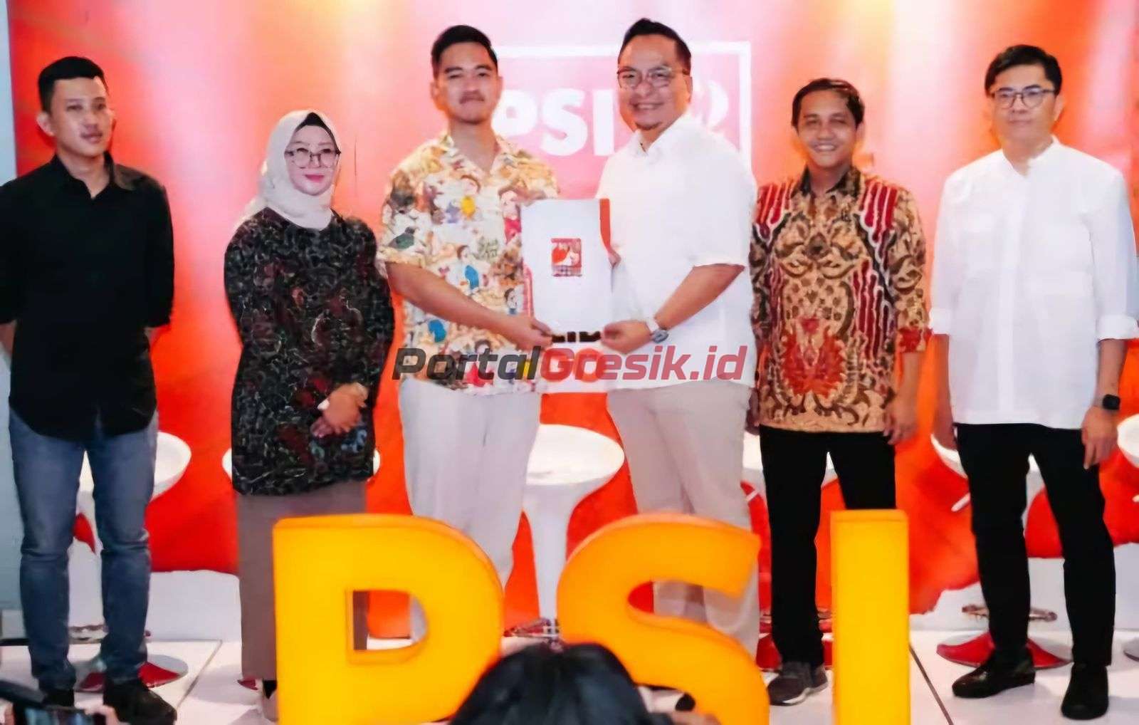 Ketua Umum Partai Solidaritas Indonesia (PSI) Kaesang Pangarep saat memberikan Rekom kepada Ketua DPC Partai Gerindra Gresik dr. Asluchul Alif untuk maju sebagai Calon Bupati Gresik di Pilkada 27 November 2024 mendatang.