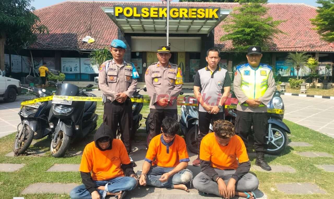 Tiga pelaku curanmor saat diamankan di Mapolsek Gresik Kota.