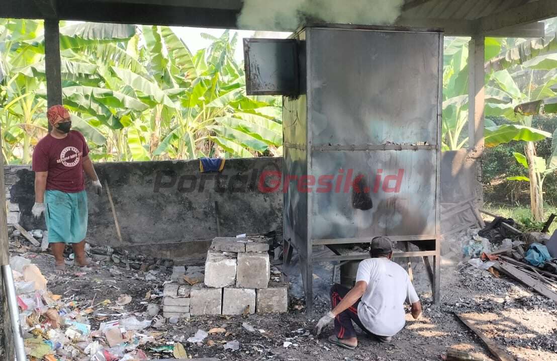 Tungku pembakaran sampah Desa Dukun Anyar, Kecamatan Dukun, Kabupaten Gresik