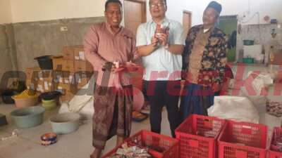 Bacabup Gresik Asluchul Alif saat mengunjungi pelaku UMKM Desa Asemmanis Kecamatan Sidayu, Minggu (28/7/2024).