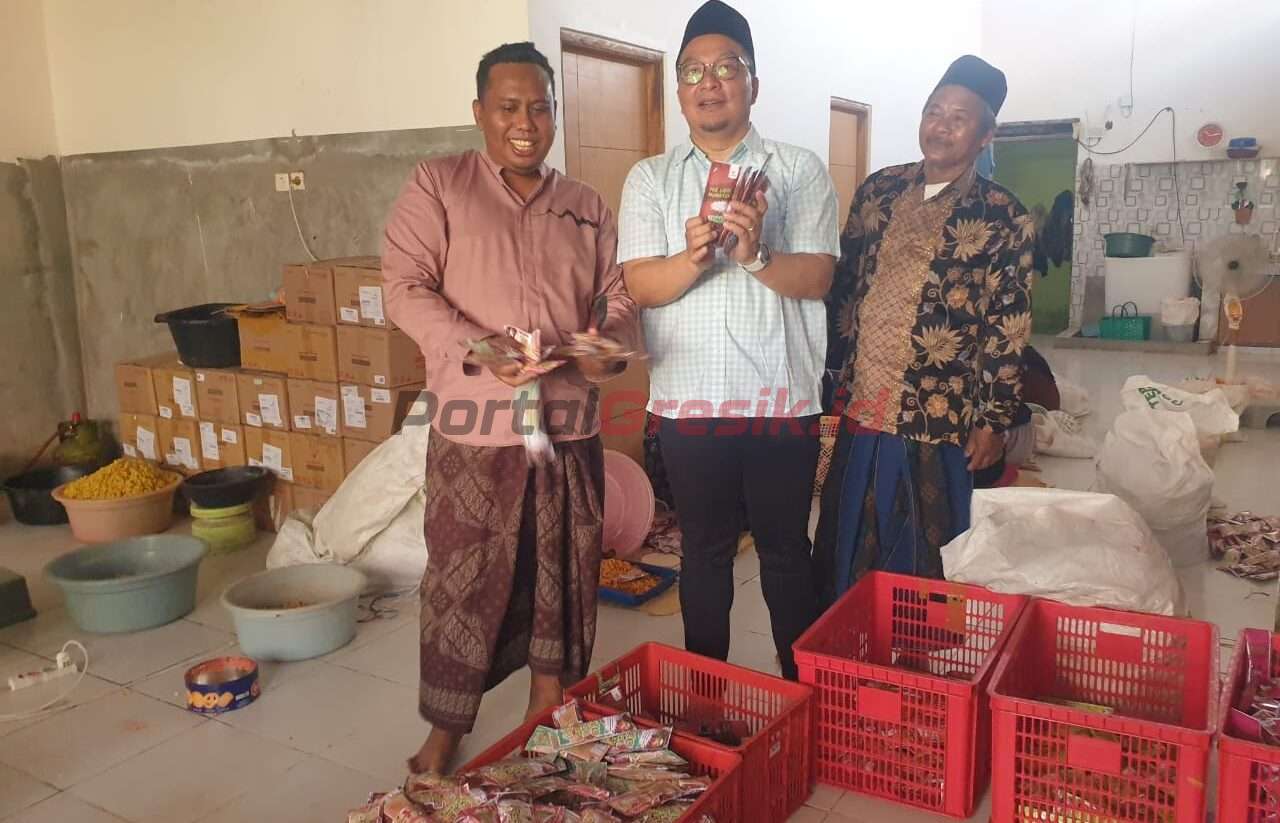 Bacabup Gresik Asluchul Alif saat mengunjungi pelaku UMKM Desa Asemmanis Kecamatan Sidayu, Minggu (28/7/2024).